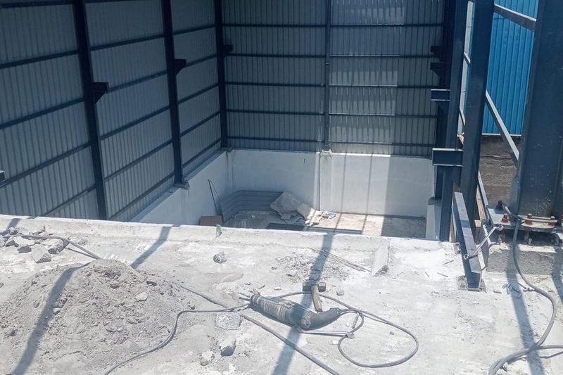 Elevated mezzanine floor built within an existing fabricated bay