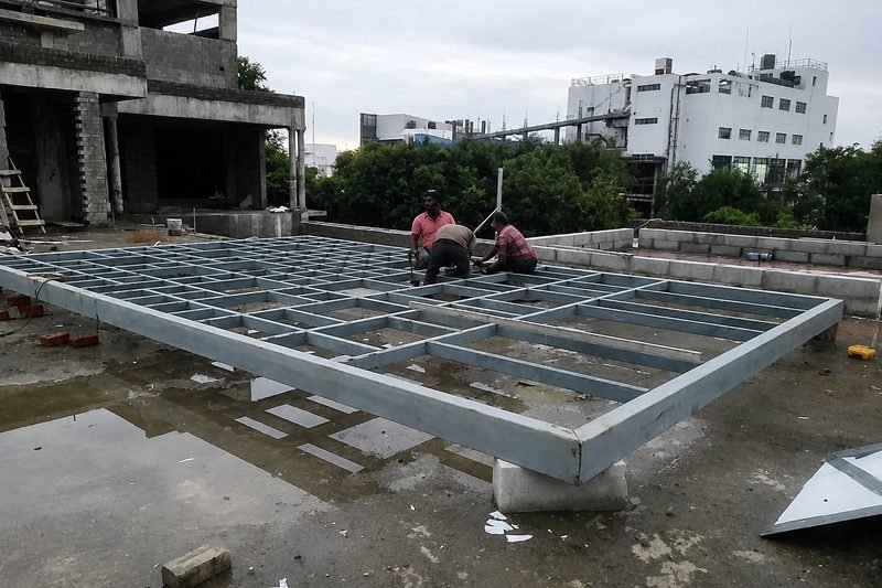 Hollow section grid assembled at roof level for an equipment deck