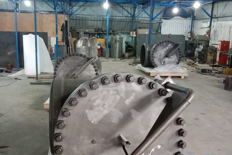 Large bolted vessel head with machined flange face