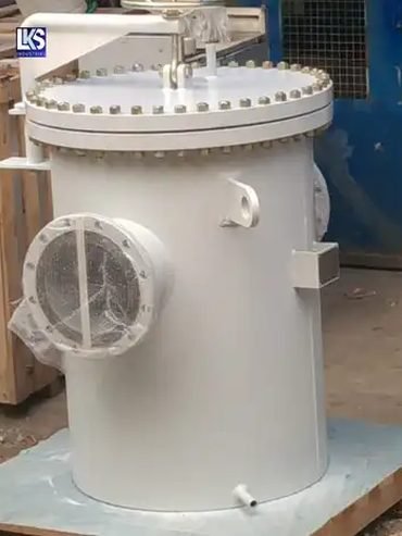 Basket strainer fitted with a davit lifting device for its cover