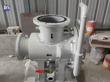 Strainer assembly with side drain connection and flow direction marking